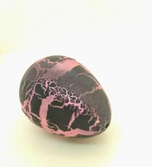 Яйцо с динозавром Орбиз (из гидрогеля, растушка) черно-розовое 4,5x6 см (40408)