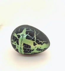 Яйцо с динозавром Орбиз (из гидрогеля, растушка) черно-салатовое 4,5x6 см (40407)